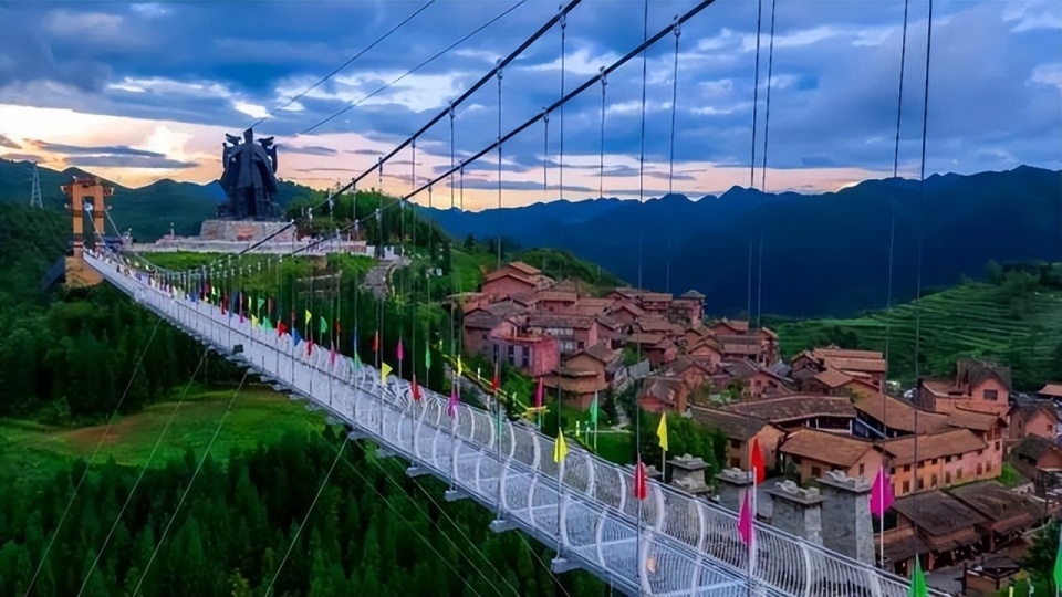 是野玉海的核心区域, 有风情街,千户彝寨, 九重宫殿,玻璃桥, 鞭陀博物