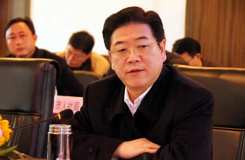 "好色书记"李亿龙,让情妇做区长,开房汇报工作,敛财4900万_腾讯新闻