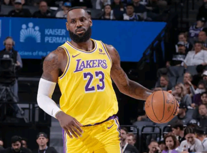 詹姆斯18 13 9里程悲:末节爆发仍惨遭横扫 16中6提前认输