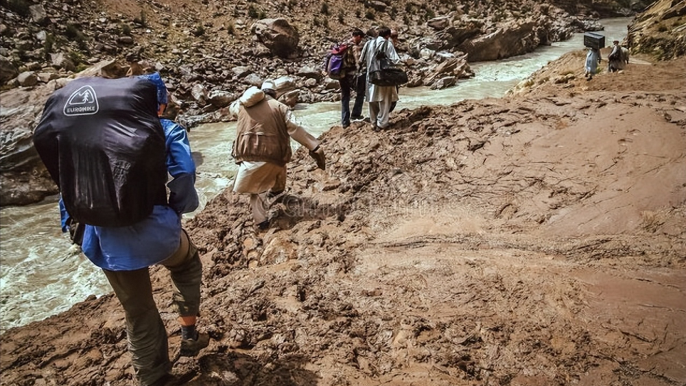 直升机悬挂2顿重铁球撞击山体只为撞掉岩石具体是怎么回事