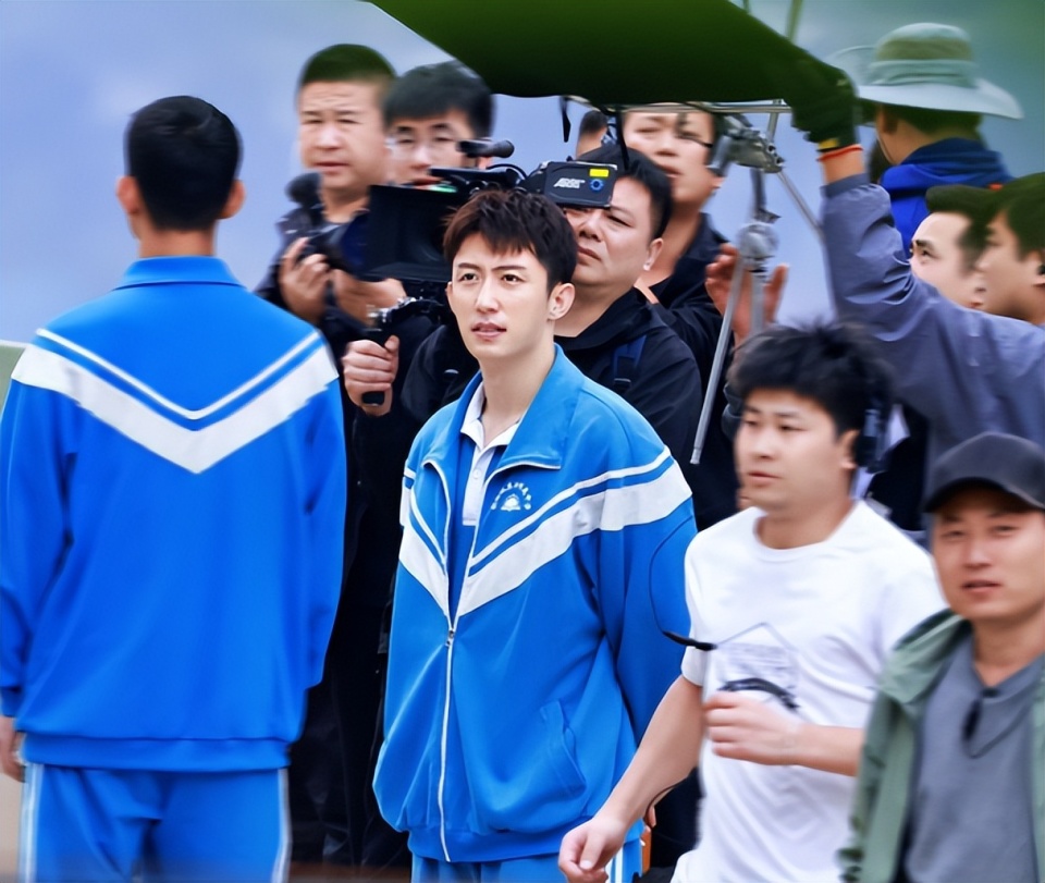 满脸褶子就别演校草了,一脸"社会气"的高中生,看着真让人难受