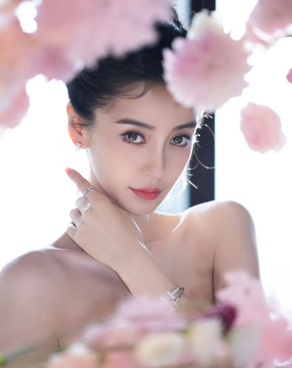 杨颖番位风波后首现身,一身粉裙状态佳,深鞠躬哽咽感谢粉丝支持_腾讯