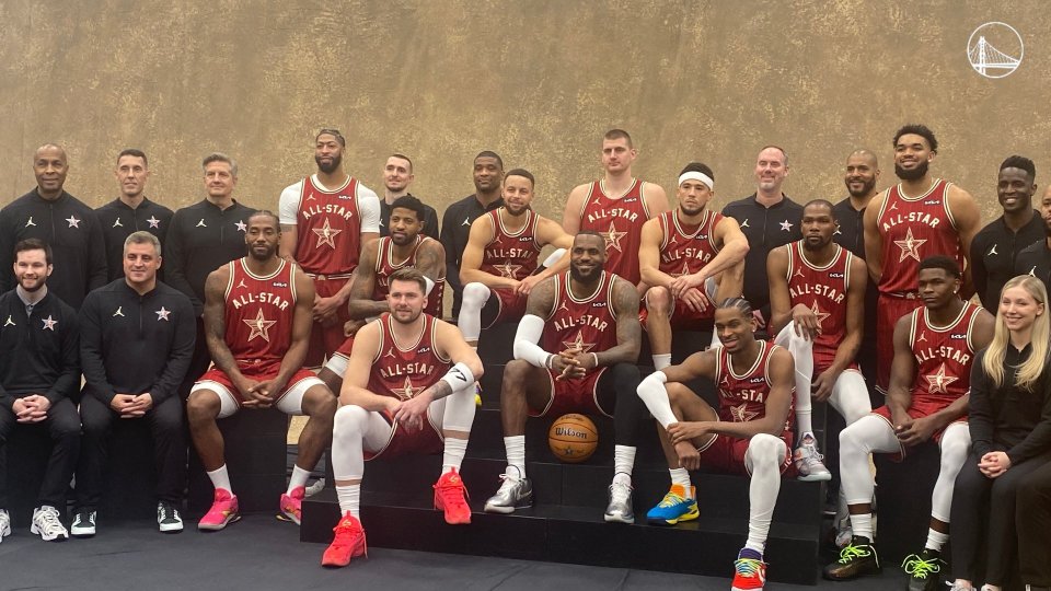 全明星大合影出炉詹皇坐c位浓眉约基奇站着杜兰特库里坐后排