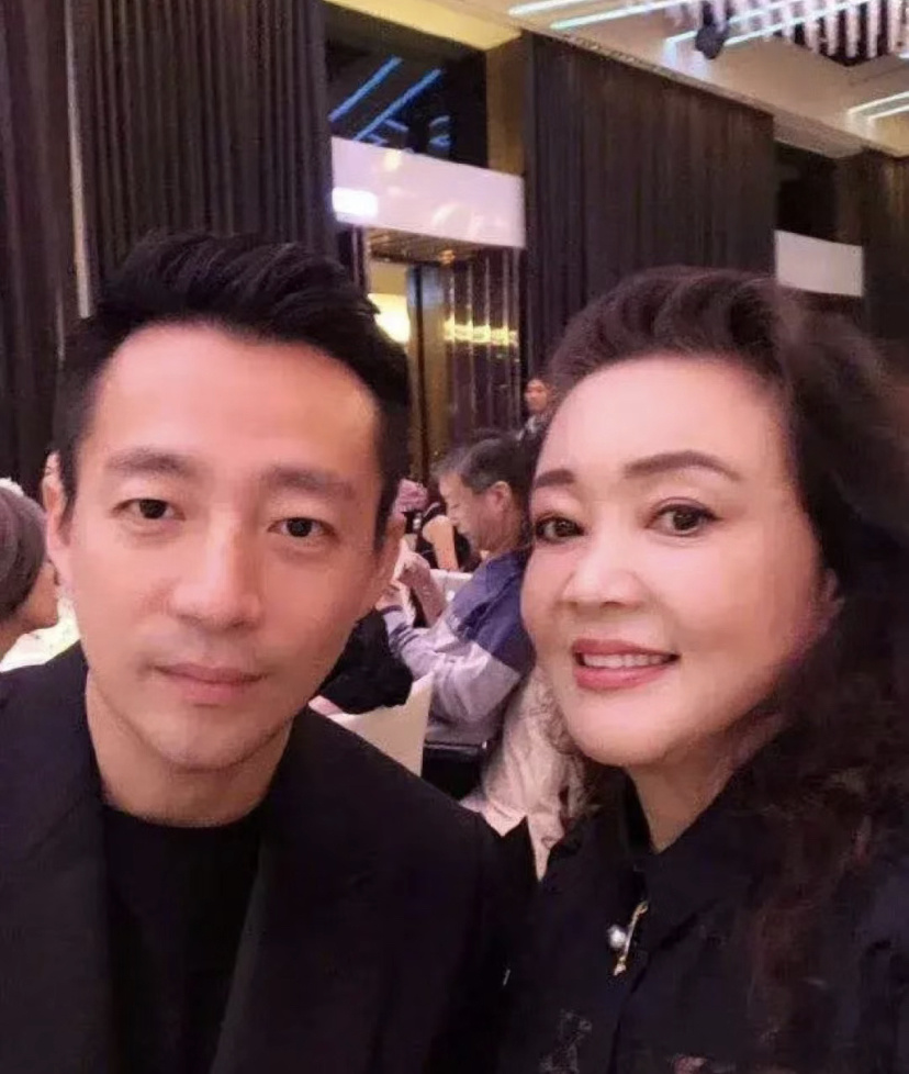 汪小菲携父亲现身台湾省，S妈亲自接待尽显热情，网友：心疼兰姐_腾讯新闻