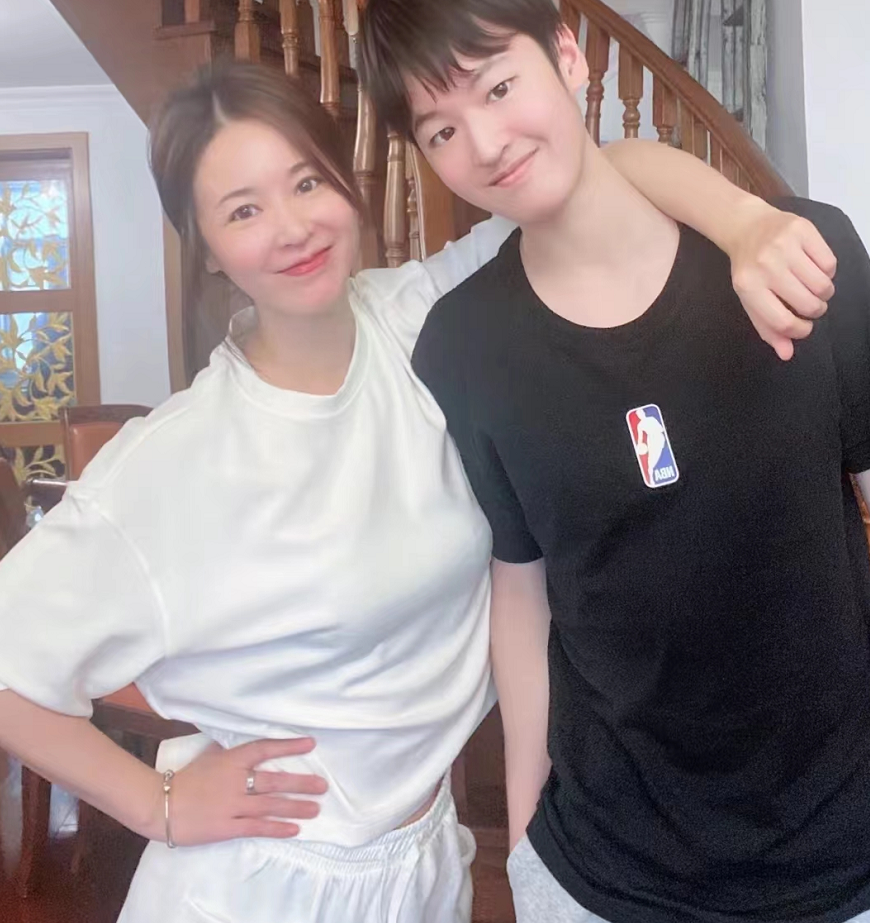 大儿子马世天穿着黑色t恤和灰色长裤,衣着休闲难掩气质.