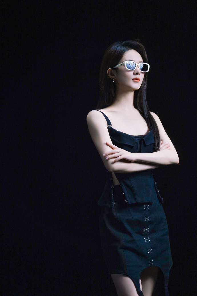 赵丽颖最新时尚大片释出戴眼镜高冷御姐范十足