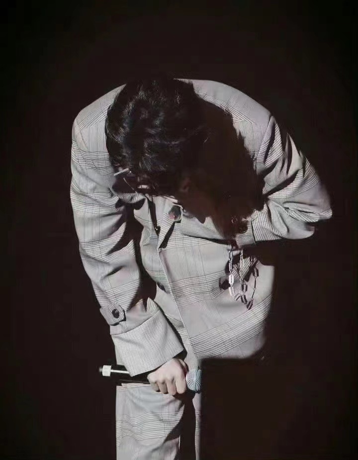 肖战空降新加坡活动,回头向粉丝鞠躬致谢,海外粉丝人气太火爆