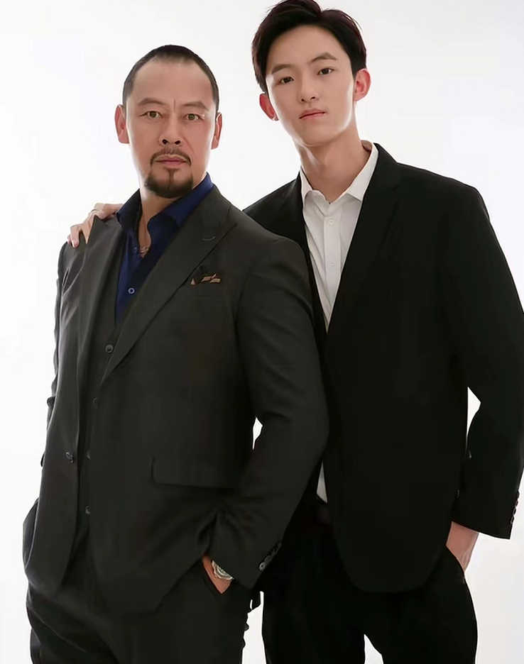 晋松晒全家福庆结婚17周年妻子穿吊带秀身材儿子比爸高大帅气