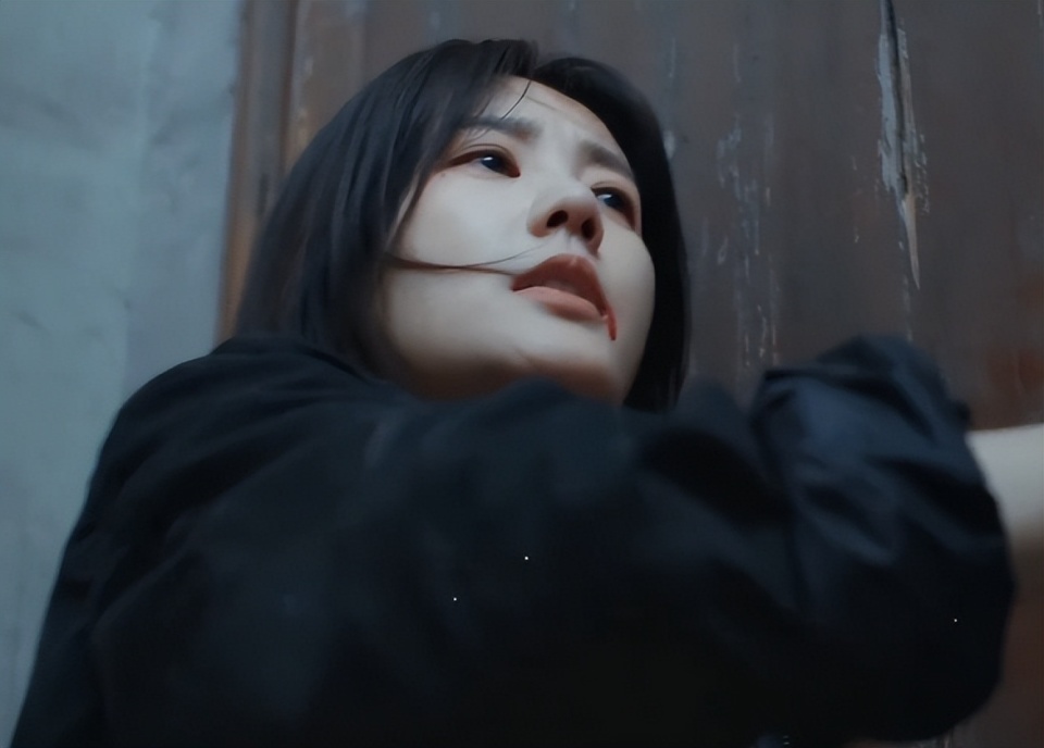 全程空洞眼,面无表情,33岁李一桐出手,带来教科书式"女警演技"