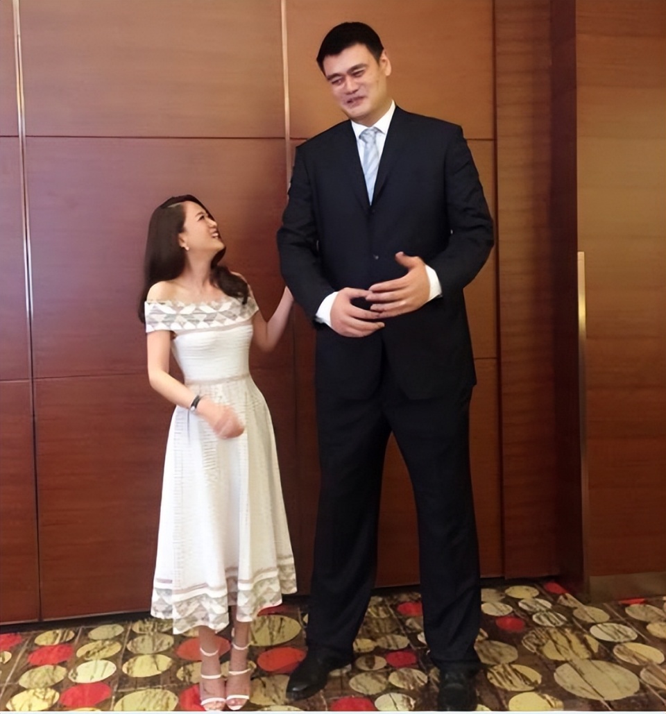 超女张靓颖见到姚明后,非常开心,自然与姚明一起合影了.