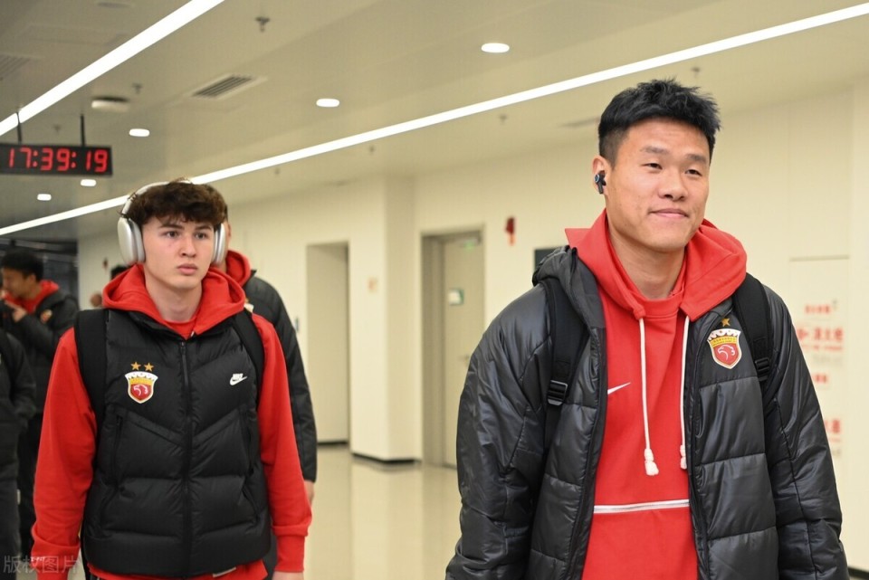 生不逢时李昂又被海港按在替补席一分钟没上生涯面临抉择