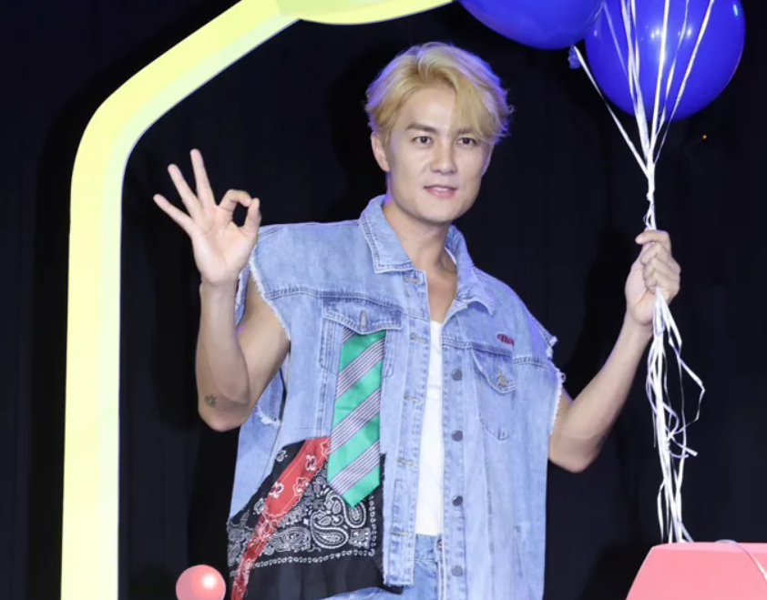 受访过程中,吴克群脸上都挂满笑容,完全没有因为分手而难过.