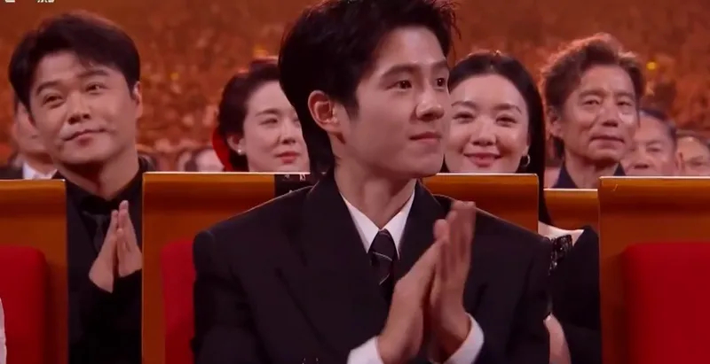 金雞獎頒獎名場面！宋佳二封詠梅失落，易烊千璽拿獎張藝謀樂開花 - 