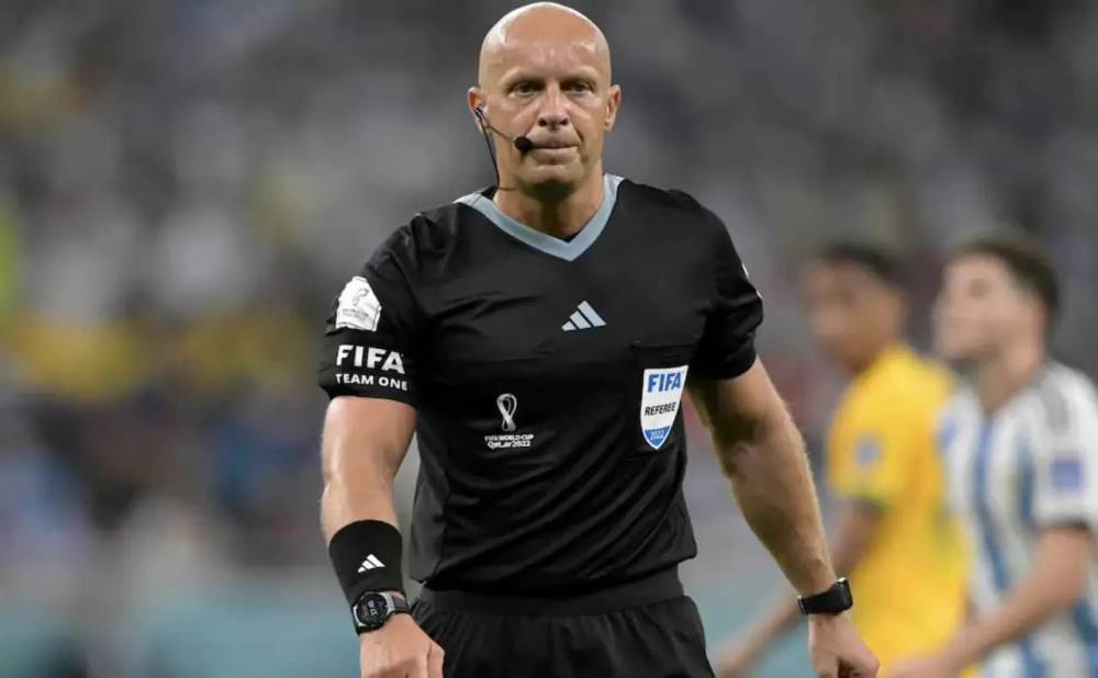 全名希蒙-马齐尼亚克,是波兰名哨,与意大利前著名裁判科里纳一样,留着