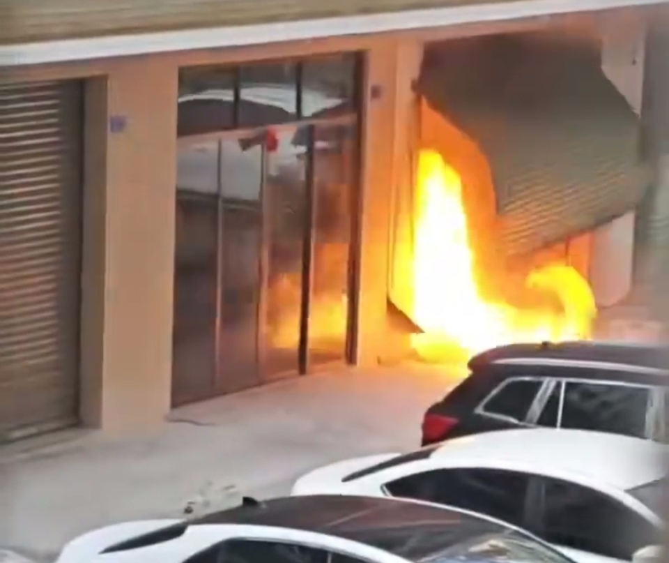 广东阳春一小区底商发生闪爆，社区证实：小仓库起火，无人员伤亡；消防部门已介入_腾讯新闻