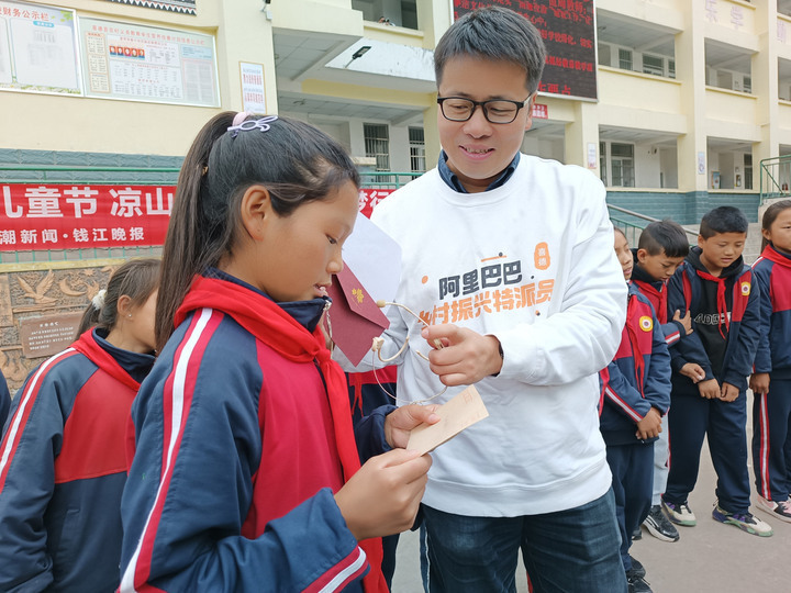 书包,望远镜都到了,浙川联动见证"盲盒"开箱,"圆梦行动"完美收官