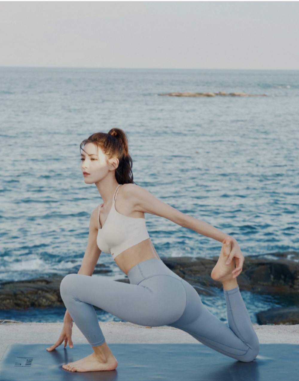 在健身房里,张予曦做着各种类型的运动.