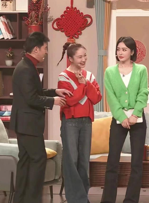 无独有偶,今年春晚秦岚的小品名就叫《上热搜了》,小品中的秦岚身穿