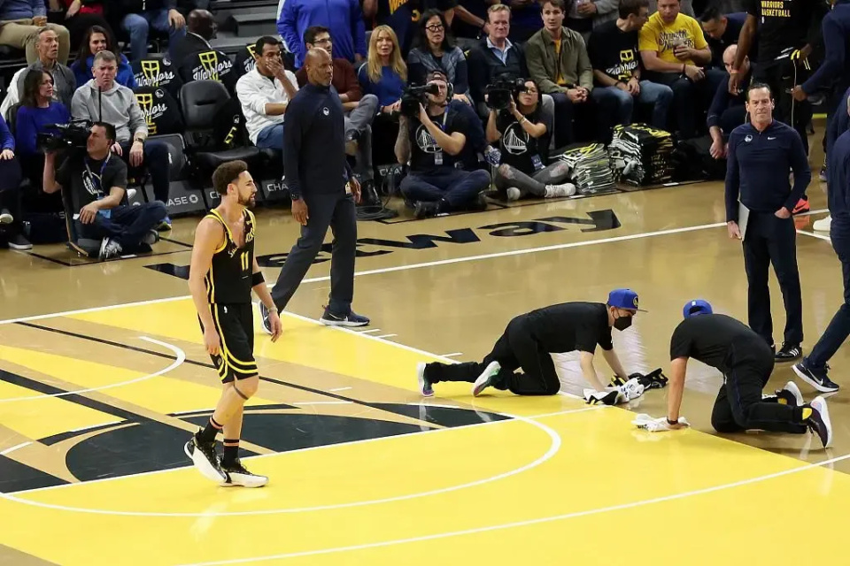 克莱汤普森和德雷蒙德格林都是nba老将,但陷入了与杰登麦克丹尼尔的