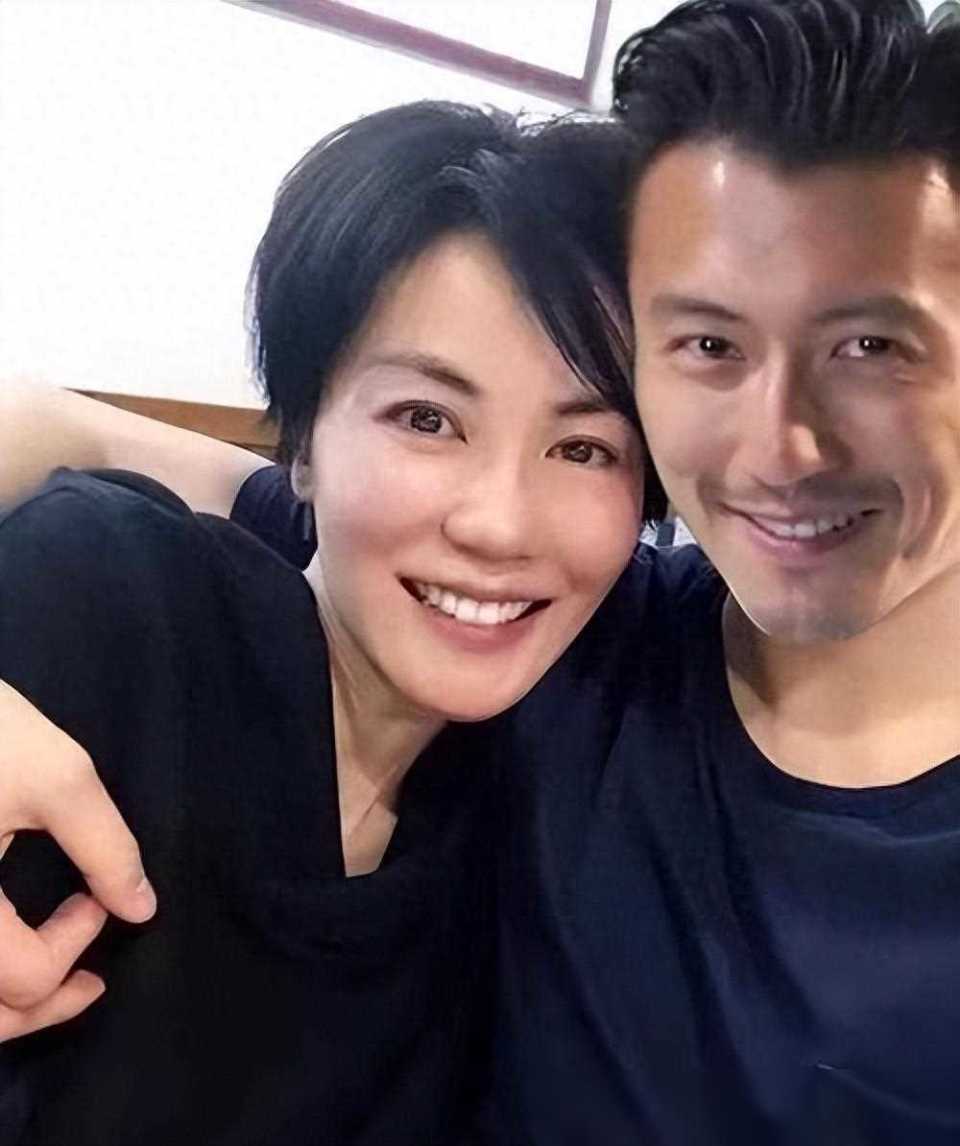 54岁王菲近况:现身台北和圈内大咖聚会,爱女手术成功,谢霆锋霸气护爱