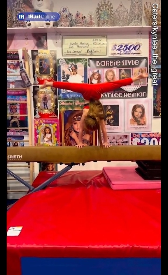 7岁女孩,6块腹肌.然而这日常画风,被亲妈当成赚钱机器?_腾讯新闻