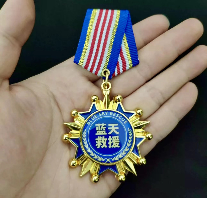 温岭蓝天救援队张丁戈:爱爬山的小伙如何成为救援"大侠"?_腾讯新闻