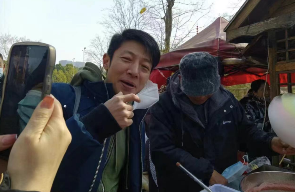 撒贝宁一家四口罕露面,他牵女儿李白抱儿子,3岁龙凤胎黑发抢镜