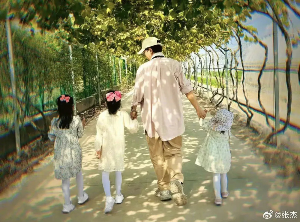 张杰谢娜一家五口去迪士尼玩,三个女儿同穿公主裙,画面温馨有爱-腾讯