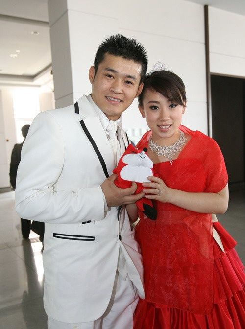 赵本山女徒弟丫蛋三胎生子老公小鹏飞晒母子合影报平安