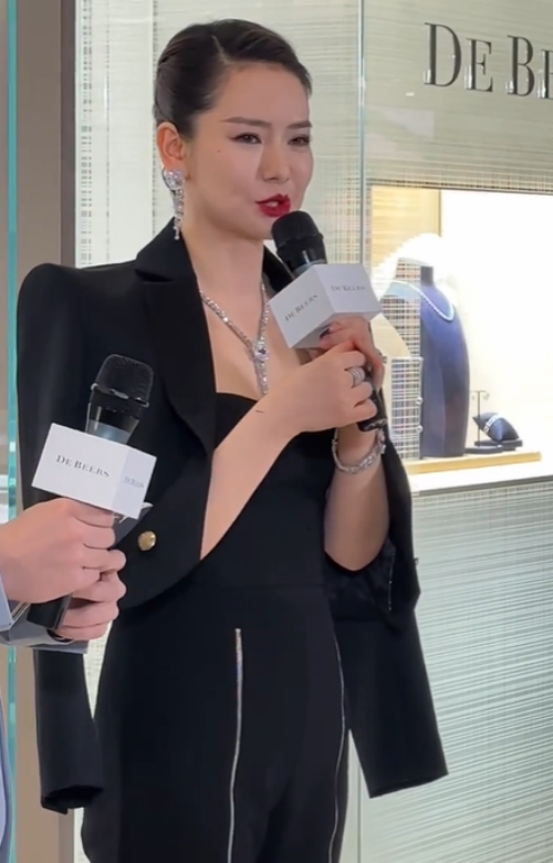 戚薇现身活动,身材发福依旧自信,幸福称出门前李承铉会帮戴钻戒_腾讯