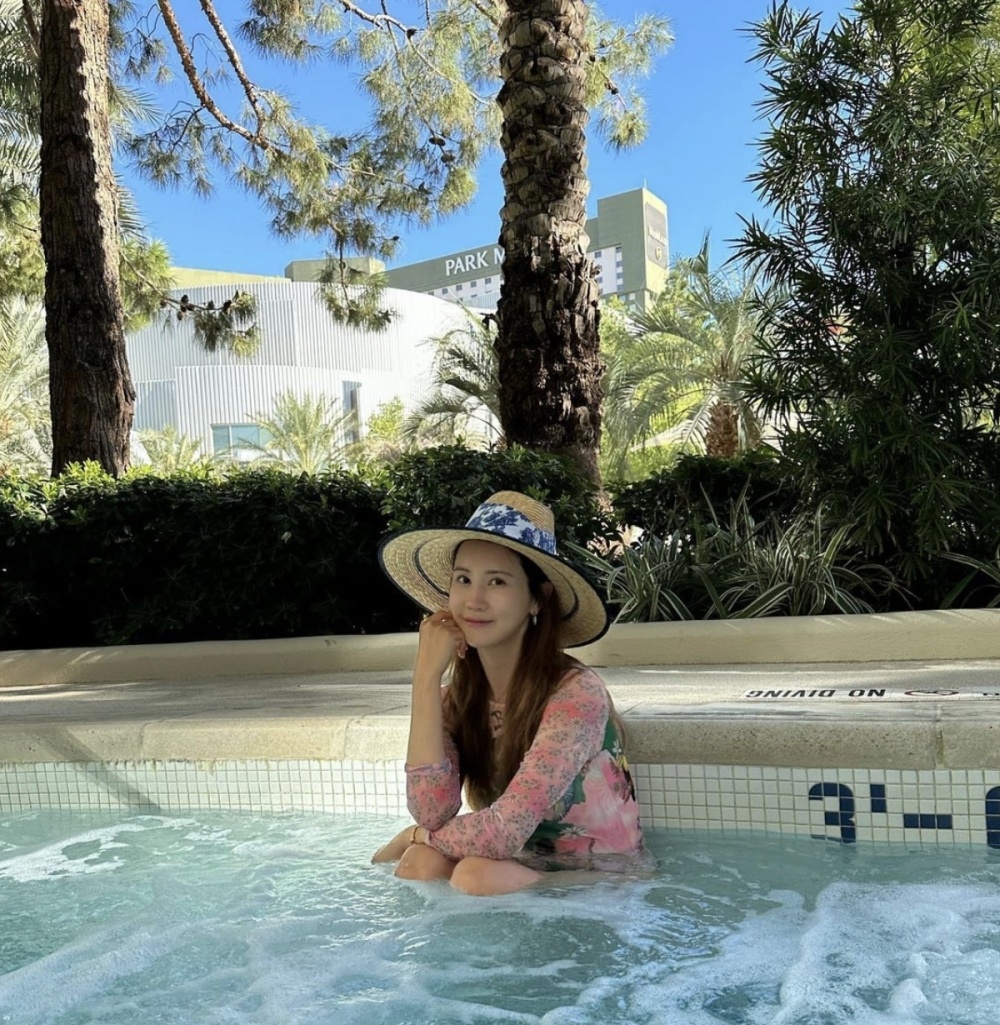 10月,演员李多海在自己的社交媒体上发布了一系列照片,引起了粉丝们的