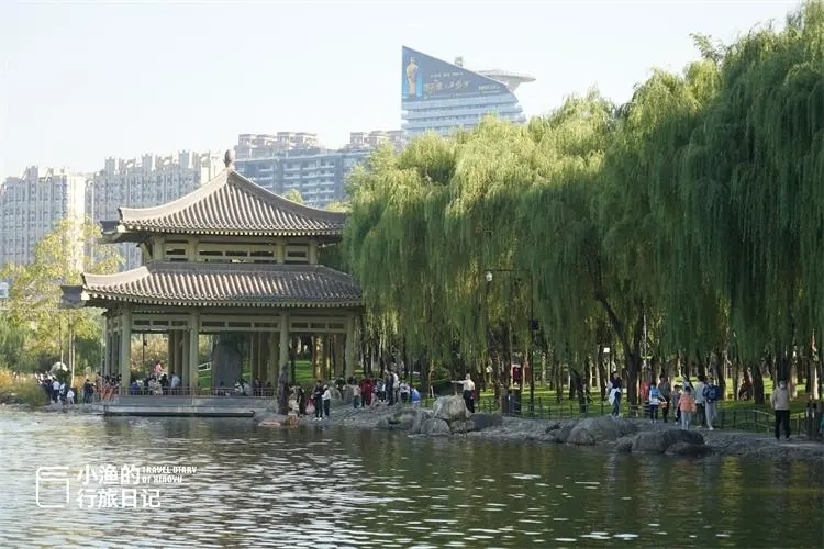 现在的曲江池遗址公园恢复了曲江南湖,曲江流饮,汉武泉,宜春苑,凤凰池