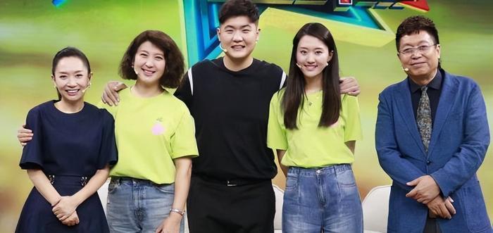 闫学晶儿媳晒温馨全家福,成为一家三口颜值担当,儿子可爱像妈妈_腾讯