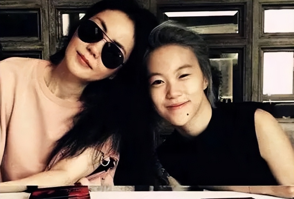 李嫣庆祝18岁生日,公开与王菲合影,五官变化太大,网友认不出来