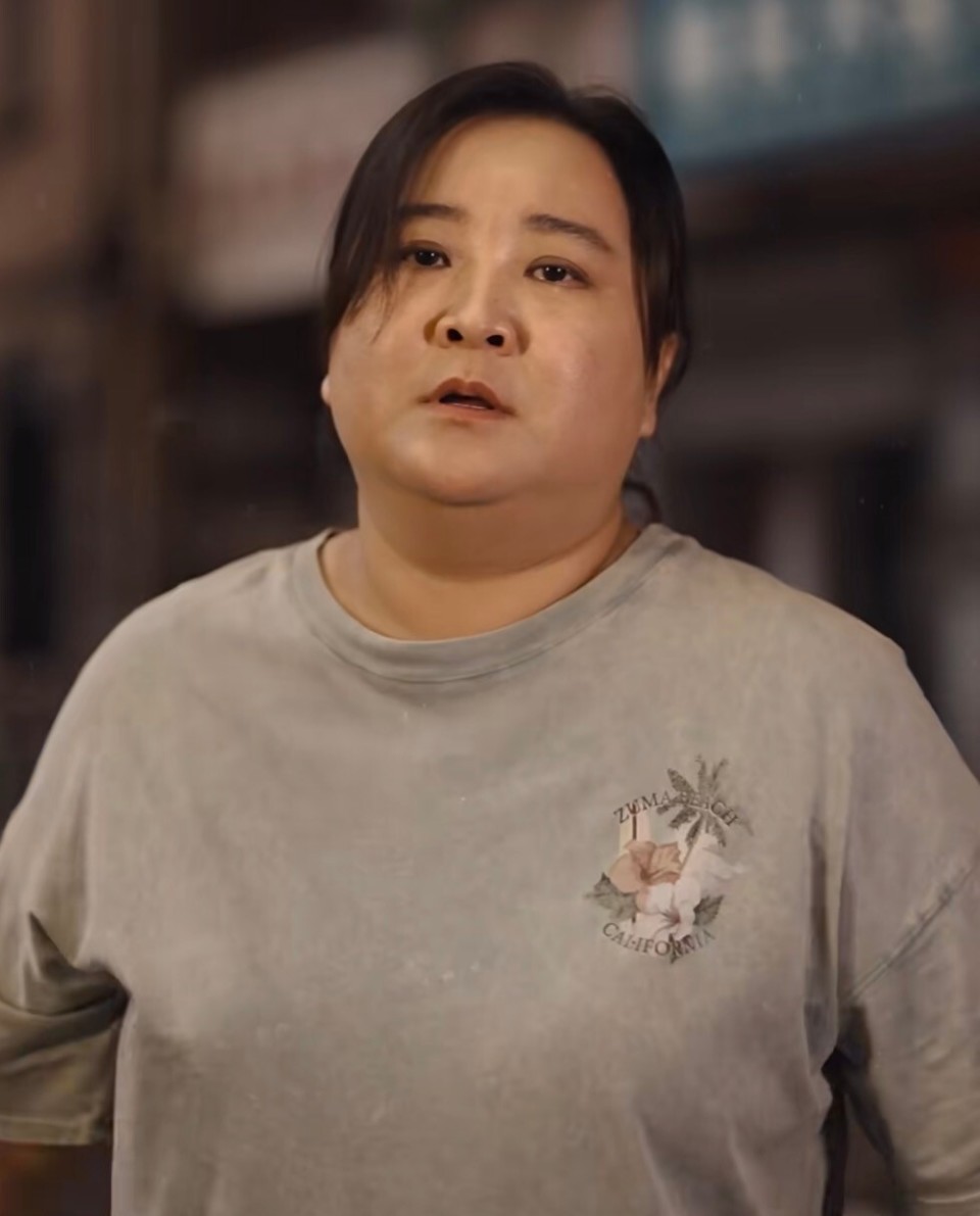 终于看到贾玲的真实模样,脸上太瘦挂不住肉,满脸褶子还显老_腾讯新闻