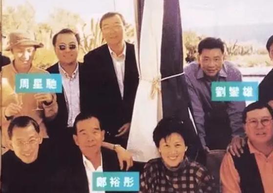 62岁周星驰与甘比同框聚会,意外扯出与刘銮雄夫妇的三角老友记