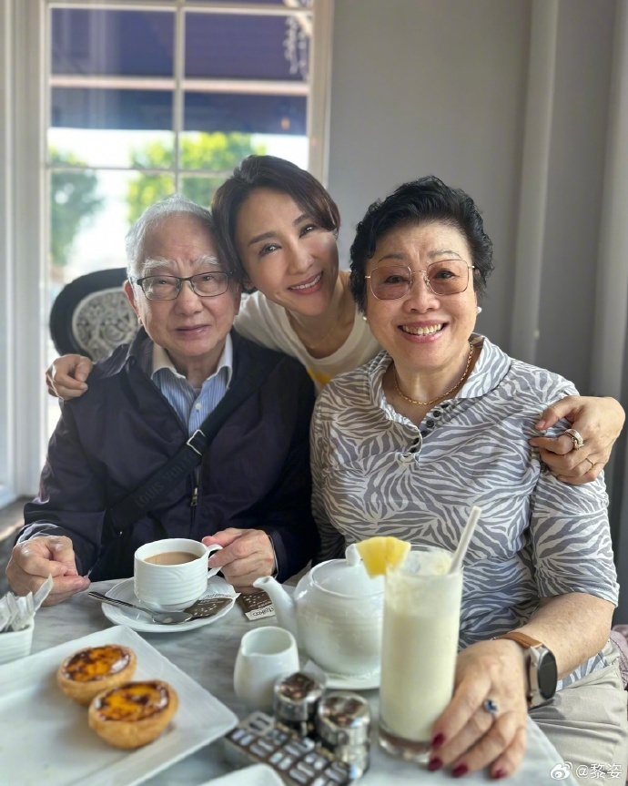 52岁黎姿罕晒全家福，老公马廷强两鬓斑白，三个女儿身高直追妈妈_腾讯新闻