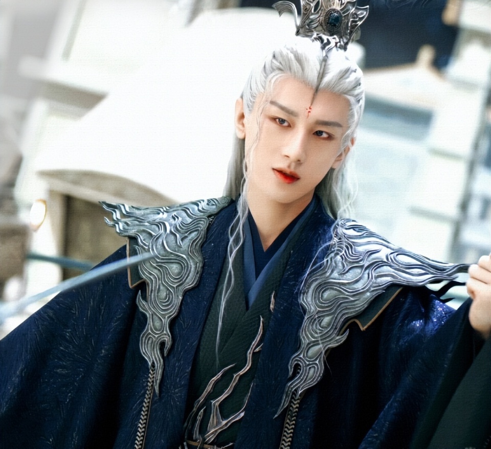 成毅白发造型梦回玄夜!战损风让人心疼,李一桐伤痕妆神似白鹿!