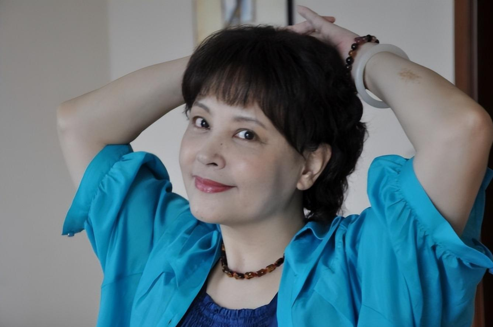 她,事业当红时为儿子息影6年,如今68岁再出圈,人生让人羡慕