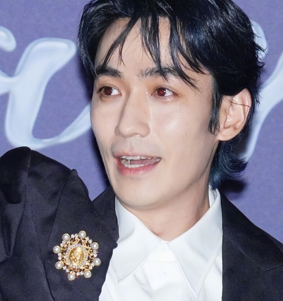 从这身离谱的造型移到朱一龙脸上的时候,梅开二度,脑海里好像轰隆一声