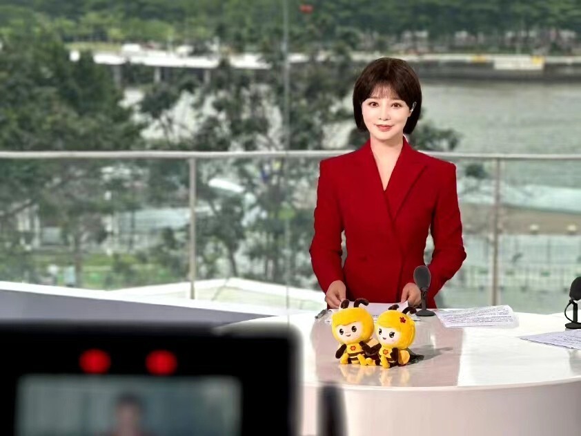 "央视最美女主播"胡蝶,40岁回归颜值巅峰,成联播组候选人_腾讯新闻