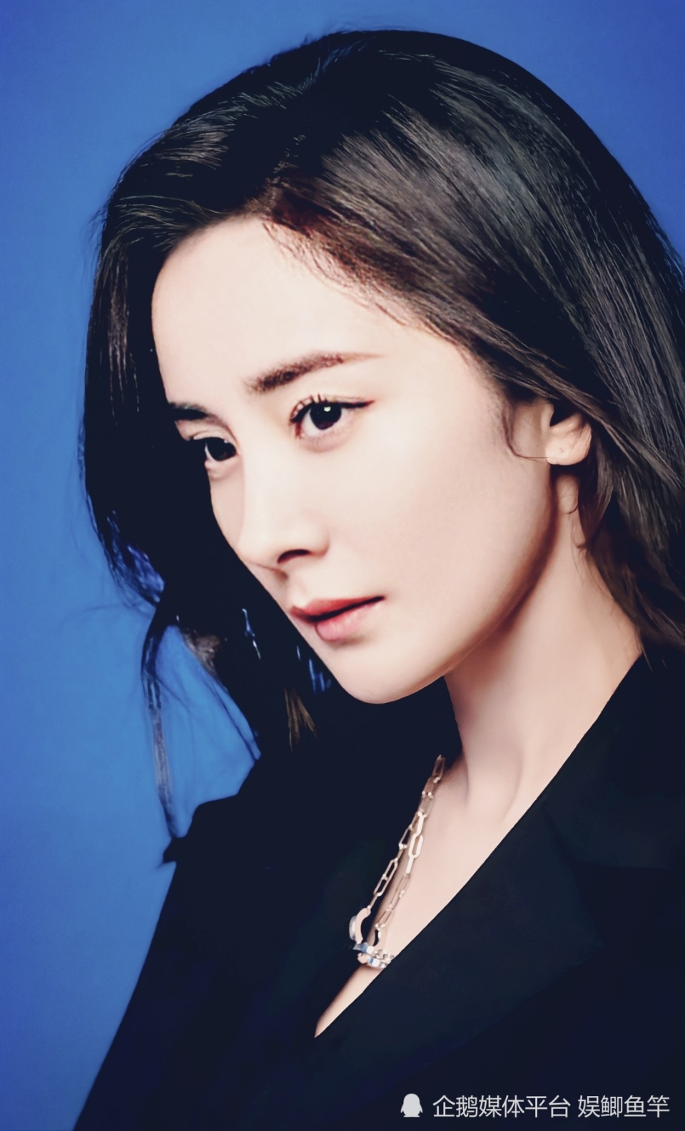 36岁影星杨幂,新西装靓照宛如霸道女总裁,让网友一饱眼福!-腾讯新闻