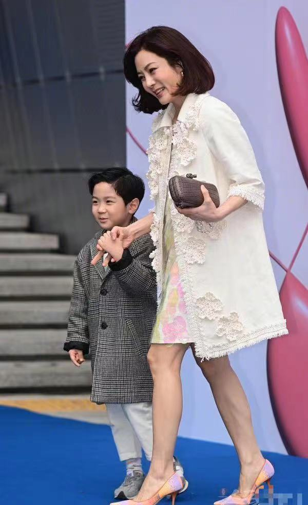 蔡琳携子露面大变样,儿子帅气似高梓淇,父母离婚3岁才知有爸爸_腾讯