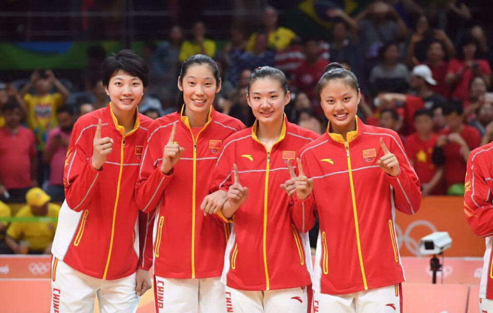 泪目!中国女排里约冠军成员张常宁四人故地同框,球迷:只差朱婷