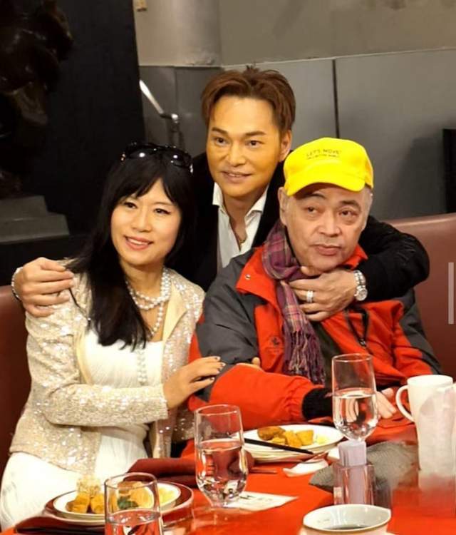 令人忧心！71岁张伟文坐轮椅现身聚会神情恍惚，2年前患上失智症_腾讯新闻