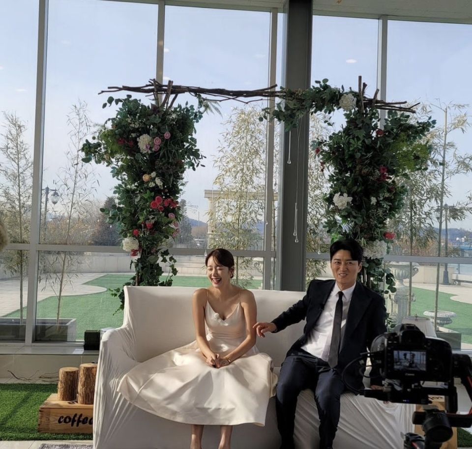 苏怡贤和印乔镇的幸福家庭照片,让人感受到温暖和快乐_腾讯新闻