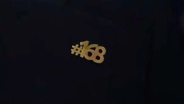 伊朗国足队员佩戴“168”徽章参加世界杯，纪念在空袭中遇难的伊朗女子学校遇难者