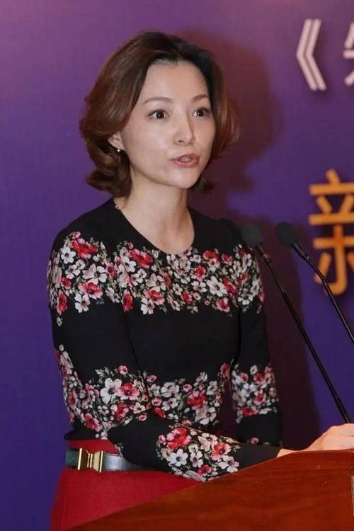 49岁董卿惊现素颜老态,头发凌乱如大妈!