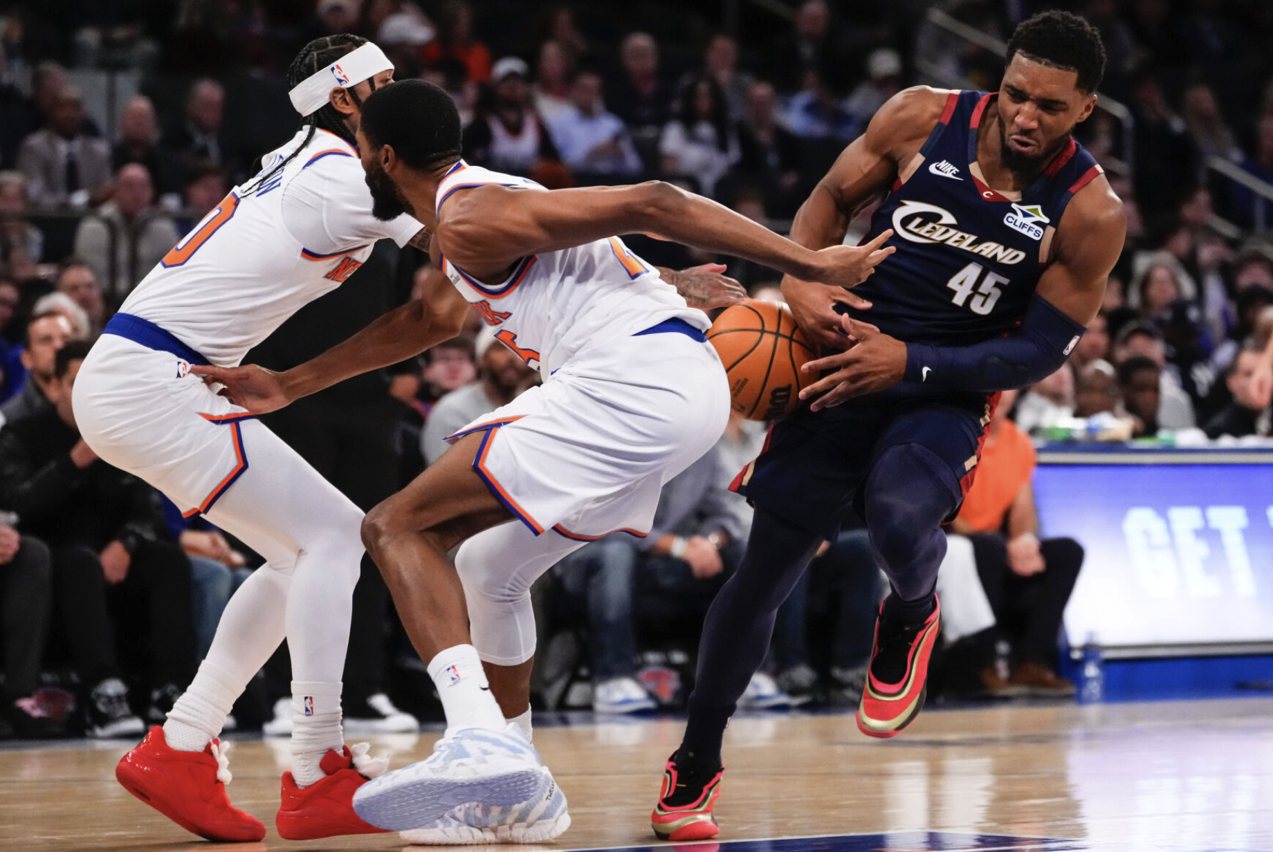 尼克斯17分逆轉騎士！布倫森34分+末節13分 米切爾34分丟超遠絕殺 - 