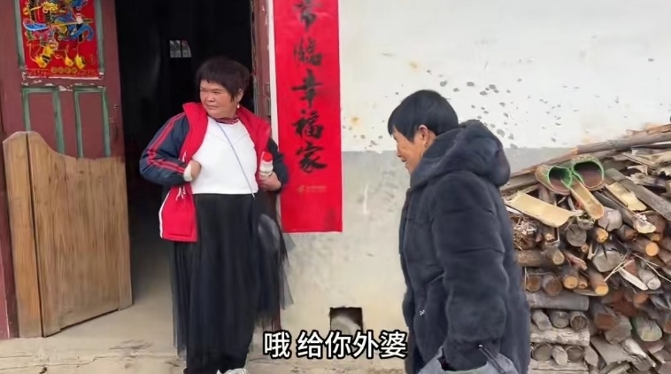 范小勤一家去给外婆拜年,表弟表妹比他高出一头,想想还挺心酸的_腾讯